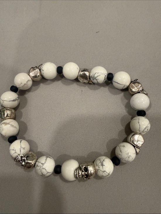 Jewelry - White Howlite Beaded Stretch Bracelet with pewter skull Accent Beads